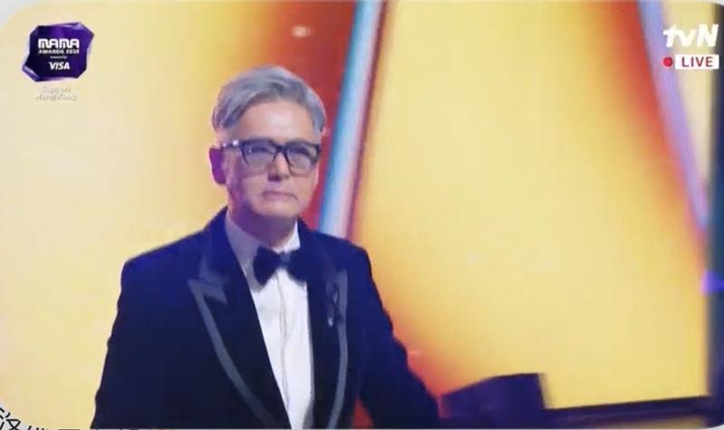 周润发一头白发低头啜泣默哀。(图/翻摄自Mnet)