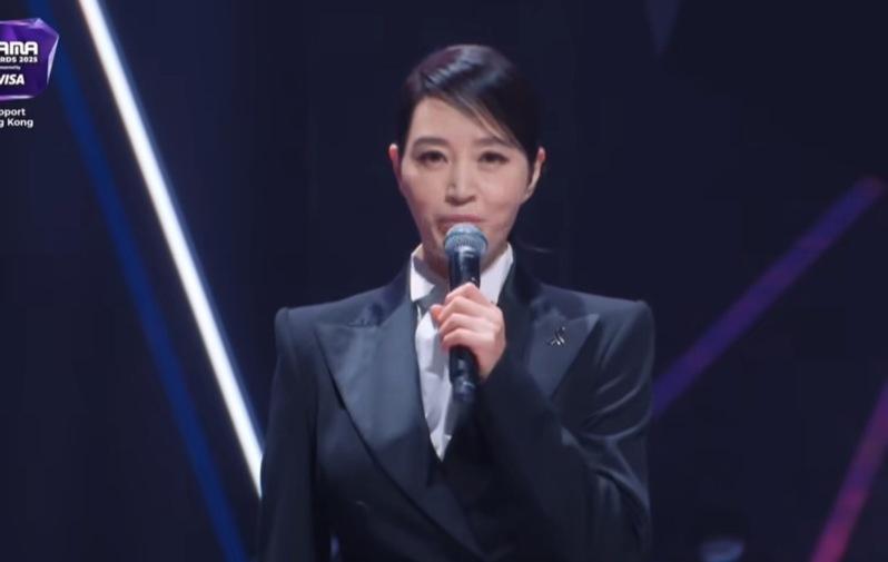 GD得奖心系香港灾民。图／翻摄自amber