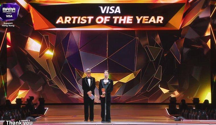 周润发颁奖给GD的画面全网疯传。图／翻摄自Mnet