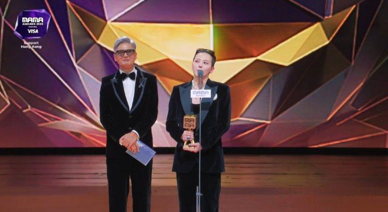 周润发颁奖给GD的画面全网疯传。图／翻摄自Mnet