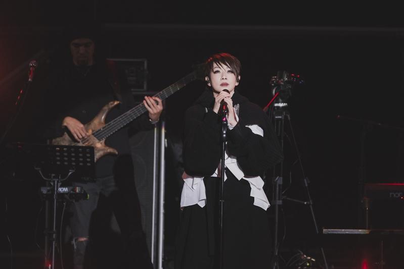 林忆莲虽然感冒导致喉咙沙哑，但一开口音色仍相当有水准。图／简单生活节提供