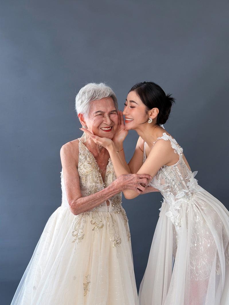 夏宇禾（左起）和阿嬷、姊姊雅昀。图／LEOLA莉欧菈高级订制礼服婚纱提供