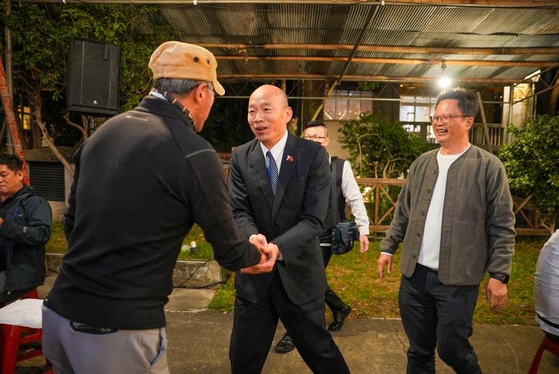 「一村喜事:康乐队来了」邀请韩国瑜院长(右二)上台祝贺新人,与主婚人岑永康(左三)干杯。(金星文创提供)