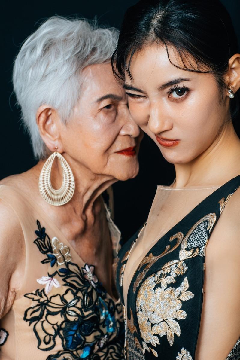 夏宇禾（左起）和阿嬷、姊姊雅昀。图／LEOLA莉欧菈高级订制礼服婚纱提供