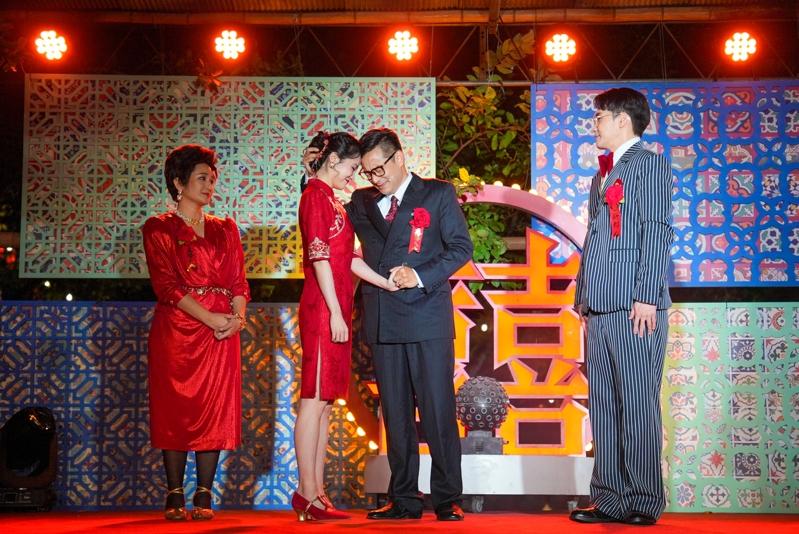 「一村喜事:康乐队来了」邀请韩国瑜院长(右二)上台祝贺新人,与主婚人岑永康(左三)干杯。(金星文创提供)