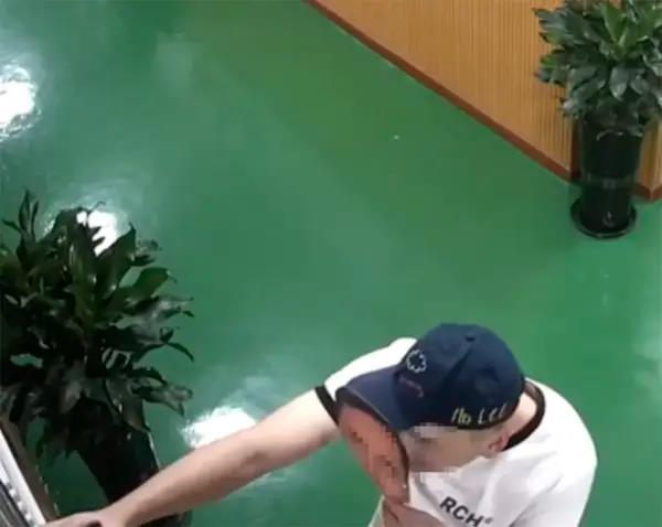 浙江温州龙港市李家垟社区多名干部被指用人脸面具「刷脸」考勤打卡。(取材自澎湃新闻)