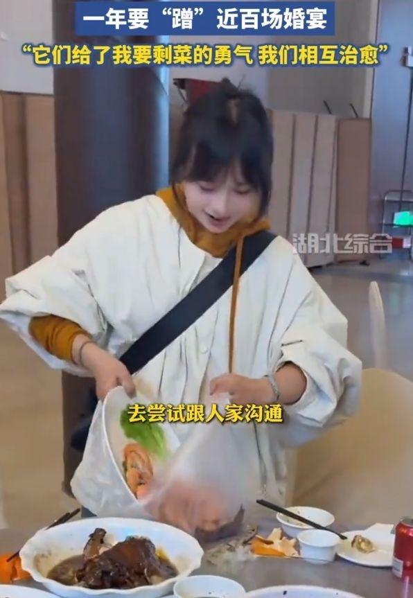 宣宣在婚宴上打包剩菜喂流浪猫。(视频截屏)