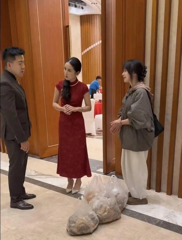 宣宣在婚宴上打包剩菜喂流浪猫。(视频截屏)