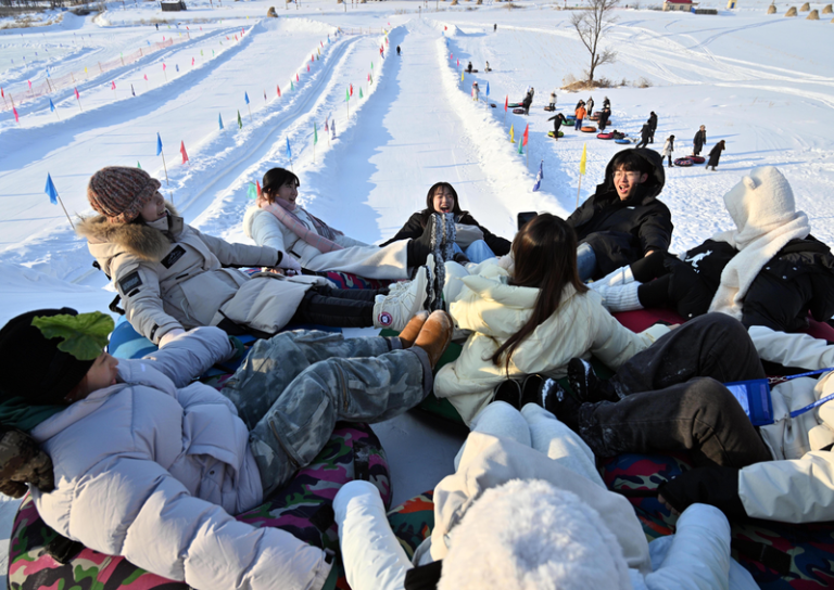 继浙江「春秋假」后… 新疆吉林促消费 「雪假」连5天 中国吉林省已将12月3日至7日设为「冰雪假期」,希望借此繁荣当地冰雪市场。(新华社)
