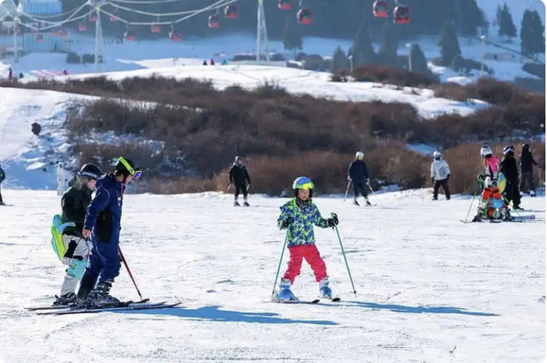 新疆乌鲁木齐推出涵盖冰雪运动、非遗体验、文化研学等多种类型的文旅产品，并搭配实施多重优惠。中小学生免费。（取材自央视新闻）
