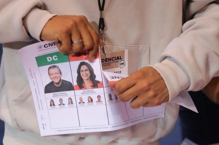 中美洲国家洪都拉斯于当地时间11月30日举行总统大选。图为选务人员当日在首都德古加巴市一个投票所关闭后，拿着一张无投票标记的选票。(欧新社)