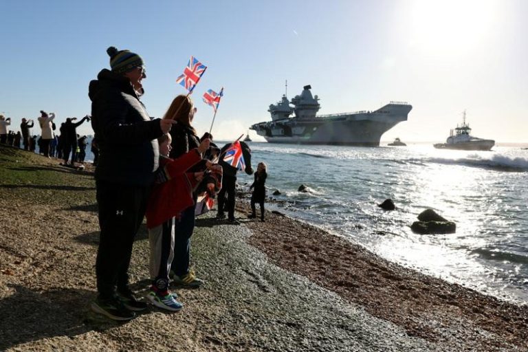 威尔斯亲王号航舰打击群返抵英国 数千民众盛大欢迎 由英国最先进航空母舰「威尔斯亲王号」领军、4月下旬启程部署印太区域的航舰打击群今天返抵英国,英格兰南部朴茨茅斯军港举行近20年来最盛大的海军返国欢迎仪式。(路透)