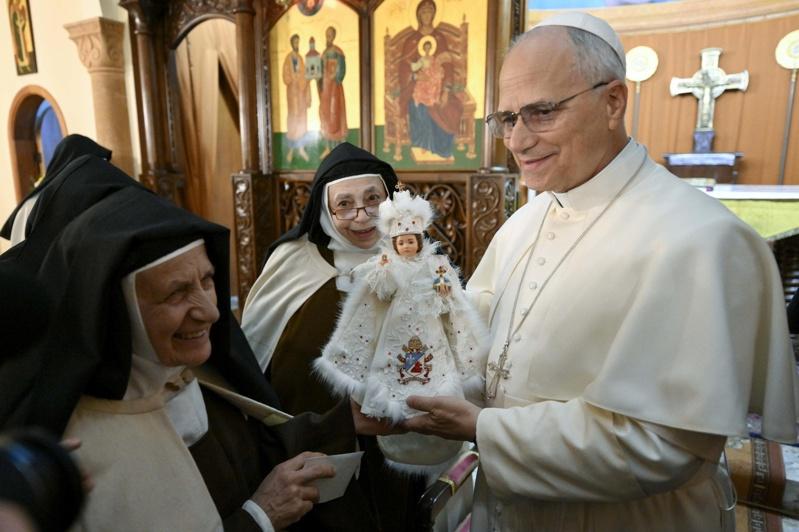 教宗良十四世(右)访问黎巴嫩。(欧新社)