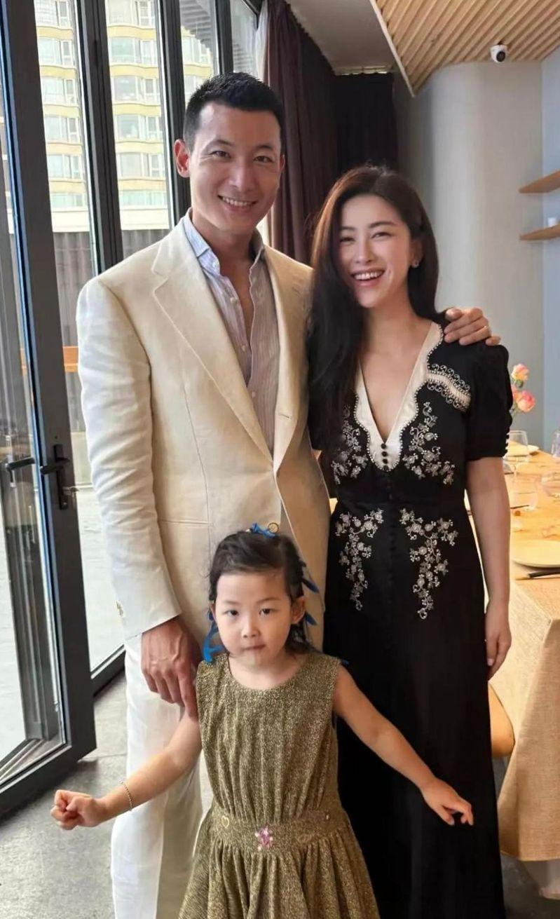 朱珠(右)身为抢占最佳取景位置,竟然以手臂轻推丈夫(左)。(取材自微博)