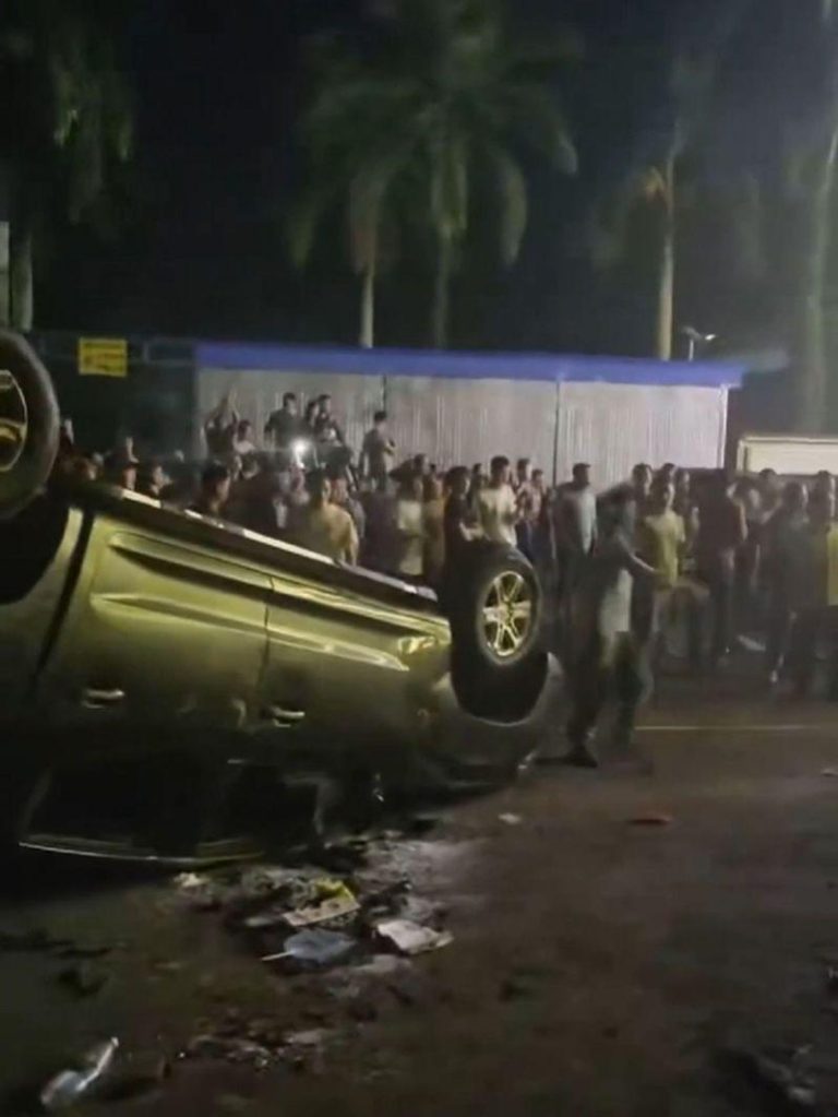 农民10月31日晚围堵海胶集团的办公大楼，并掀翻汽车，拆毁公司招牌。（视频截屏）