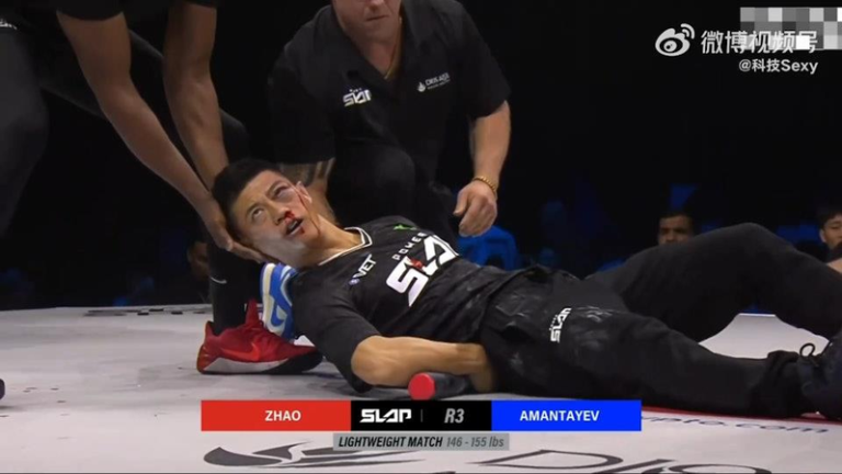 赵鸿刚被打倒。（视频截屏）