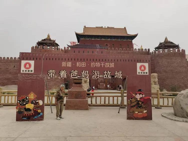 朱为人和母亲在旅途中的合影。(取材自潮新闻／受访者供图)