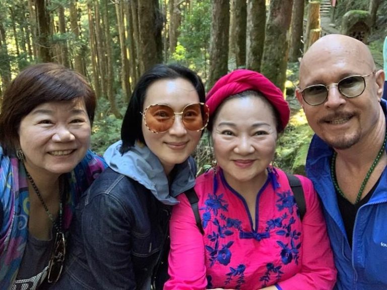 早就知道坣娜生病 白冰冰和坣娜老公私下对话曝光 薛智伟(右起)、白冰冰、坣娜、刘何玉铃常一起出游。(图/薛智伟提供)