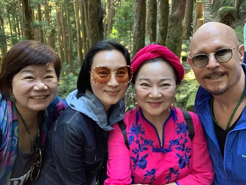 薛智伟(右起)、白冰冰、坣娜、刘何玉铃常一起出游。(图/薛智伟提供)