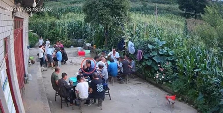 49岁农妇失联后，凶手熊某（红圈示）多次「热心」组织搜山，又到被害人家中吃饭，询问家属警方的进展。（取材自微信）