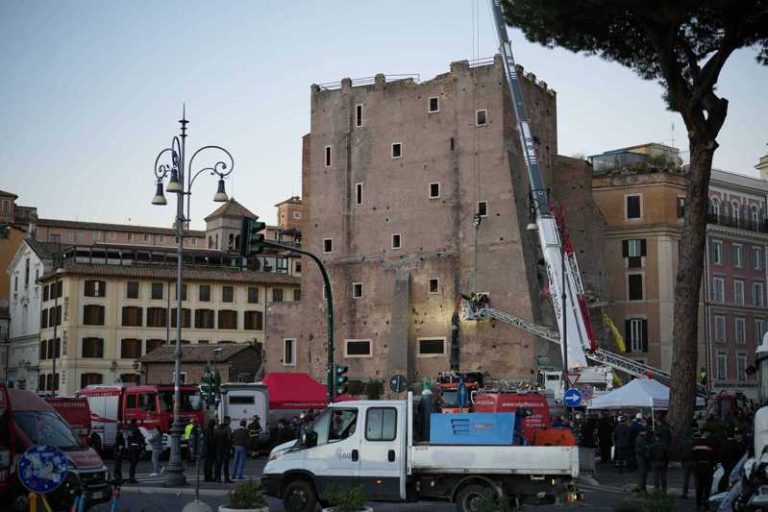 罗马古迹孔蒂塔楼翻修中坍塌 工人获救送医后不治 意大利媒体引述医院消息人士说法,一名受伤工人在漫长的救援行动中一直保持清醒,却因伤势过重,在送医抢救后不治身亡。(美联社)