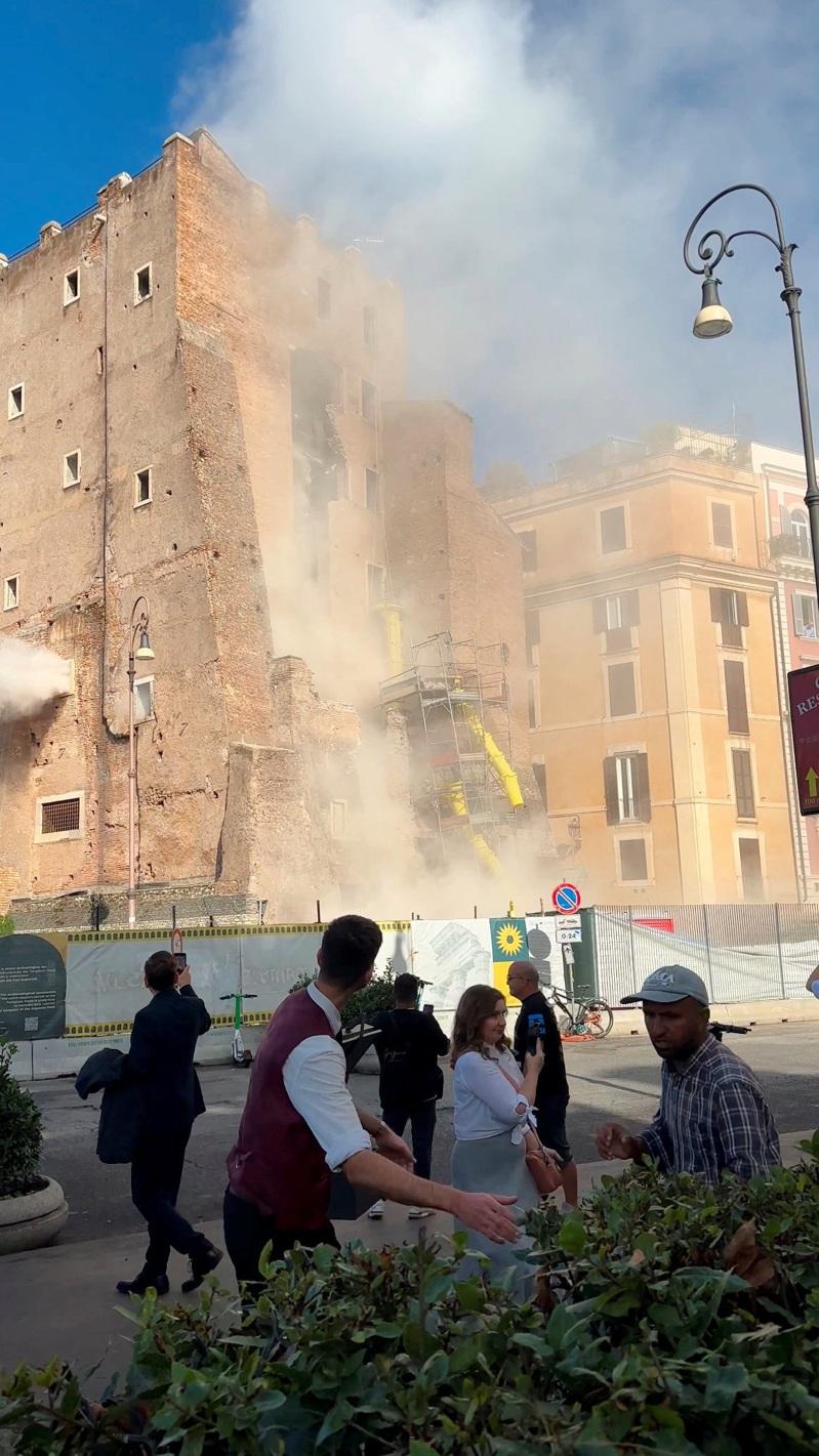 意大利媒体引述医院消息人士说法,一名受伤工人在漫长的救援行动中一直保持清醒,却因伤势过重,在送医抢救后不治身亡。(美联社)