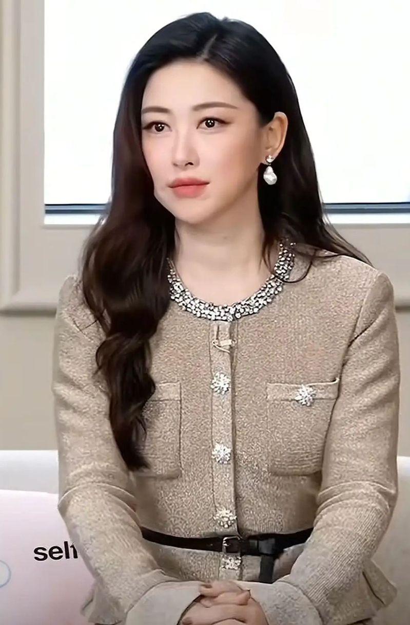 朱珠更曾连续多年入选「全球最美面孔」榜单。(取材自微博)