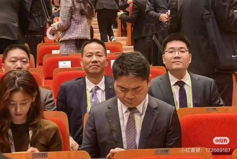 一张照片让刘强东笑称自己从此在妻子面前没了自信。(取材自小红书)