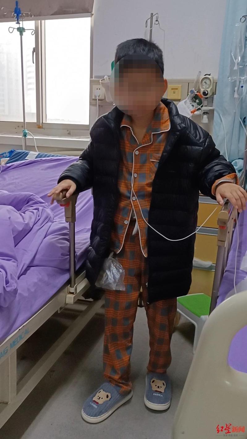 手术后的小烨。(取材自红星新闻)