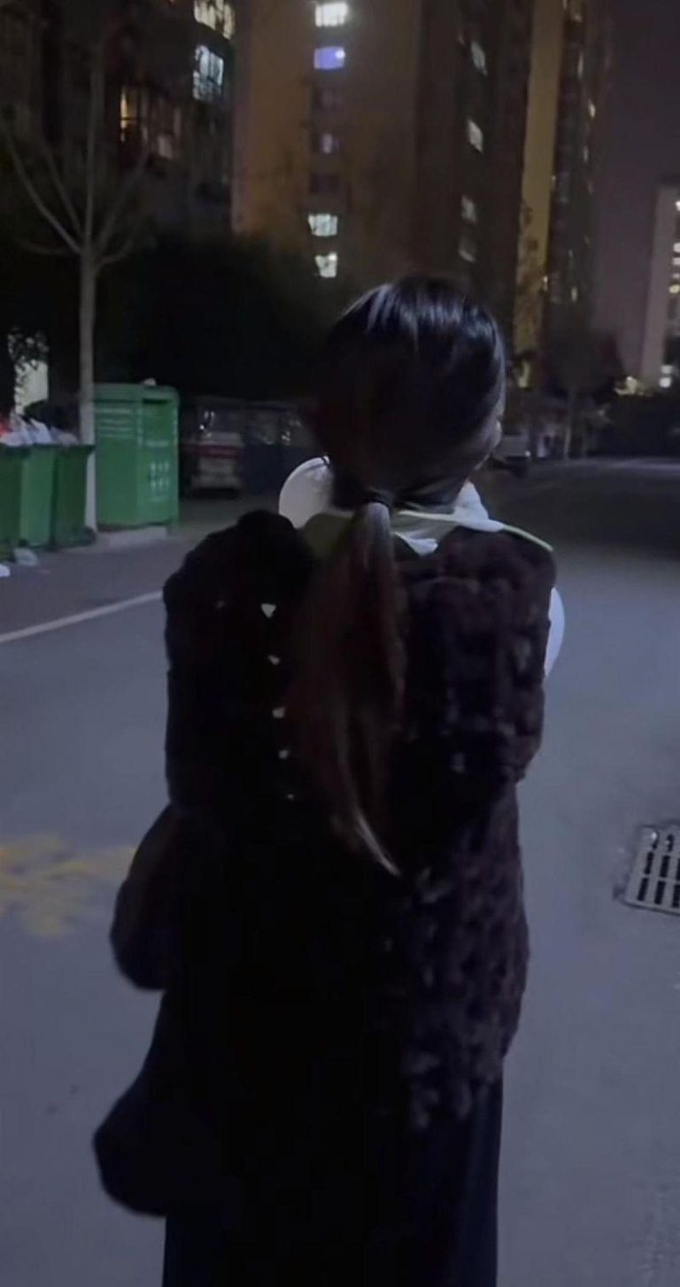 王女士到买家的小区广播寻人。(取材自极目新闻)