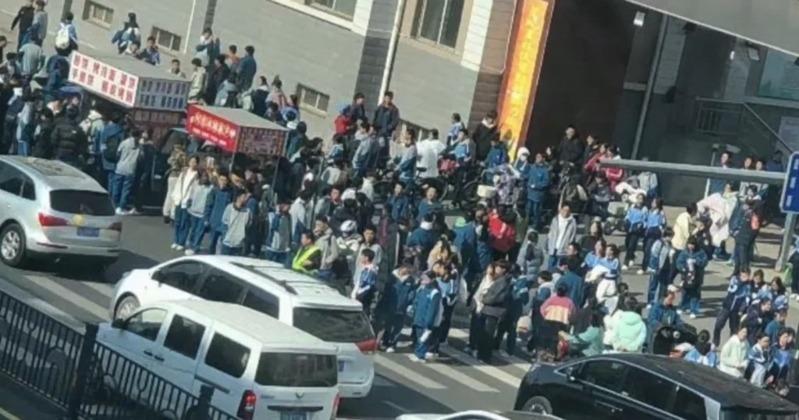 大批学生和民众打卡买烤肠声援女生。(视频截屏)