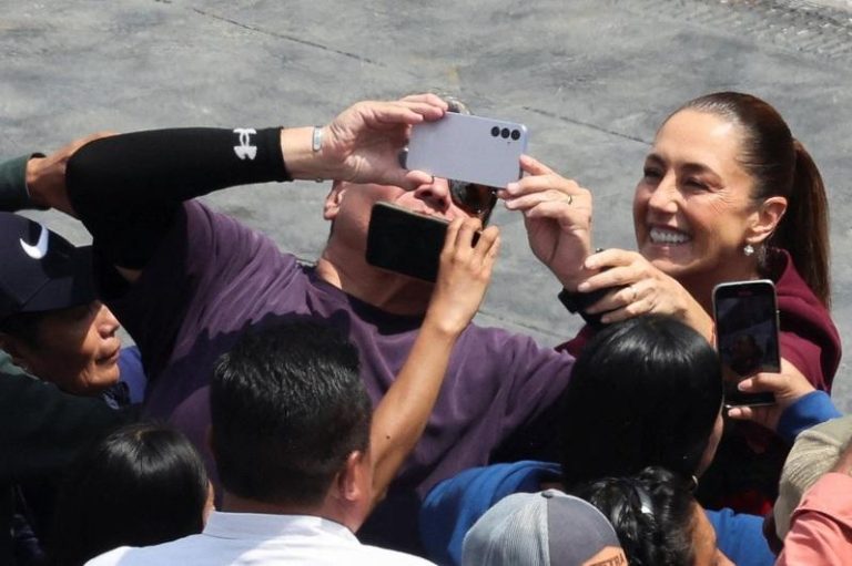 薛恩鲍姆作风亲民，常和民众合影聊天。图为10月5日她发表就职一周年演说，并和民众拍照。路透