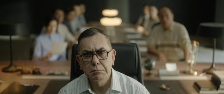 黄秋生在「自杀通告」饰演私立菁英学校校长。图／本萃电影提供