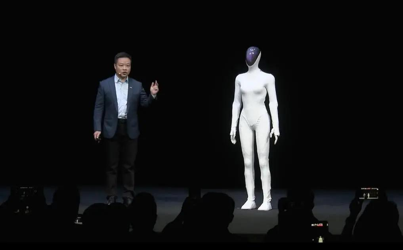 新一代人形机器人IRON走台步,凹凸体态和步伐都像极了真人。(视频截屏)