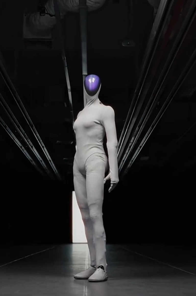 新一代人形机器人IRON走台步,凹凸体态和步伐都像极了真人。(视频截屏)