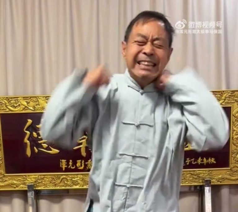 如何赢打耳光赛?「闪电5连鞭」马保国称又要使出这招 如何打赢扇耳光比赛?马保国称要有抗打内功,能打出闪电五连鞭。(视频截屏)