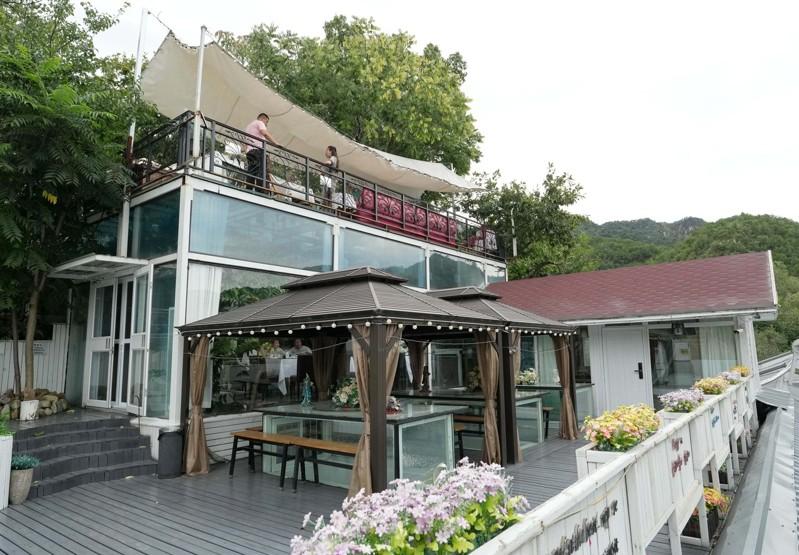 近年中国民宿产业在三线及以下城市、县镇和农村地区发展越来越兴盛,形成新的经济增长点。图为游客在秦皇岛市抚宁区大新寨镇小河峪村的一处民宿内休息。(新华社)