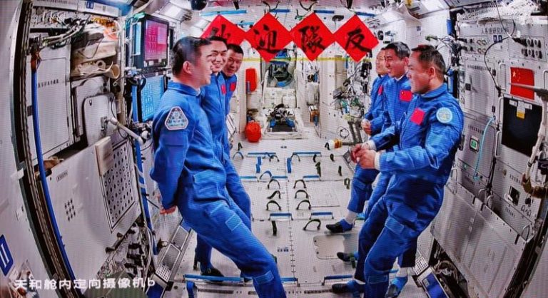 神舟20号遭微小碎片撞击后，返回任务将推迟进行。图为11月1日在北京航天飞行控制中心飞控大厅拍摄的神舟20号航天员乘组和神舟21号航天员乘组会师后交流的实时画面。（新华社）