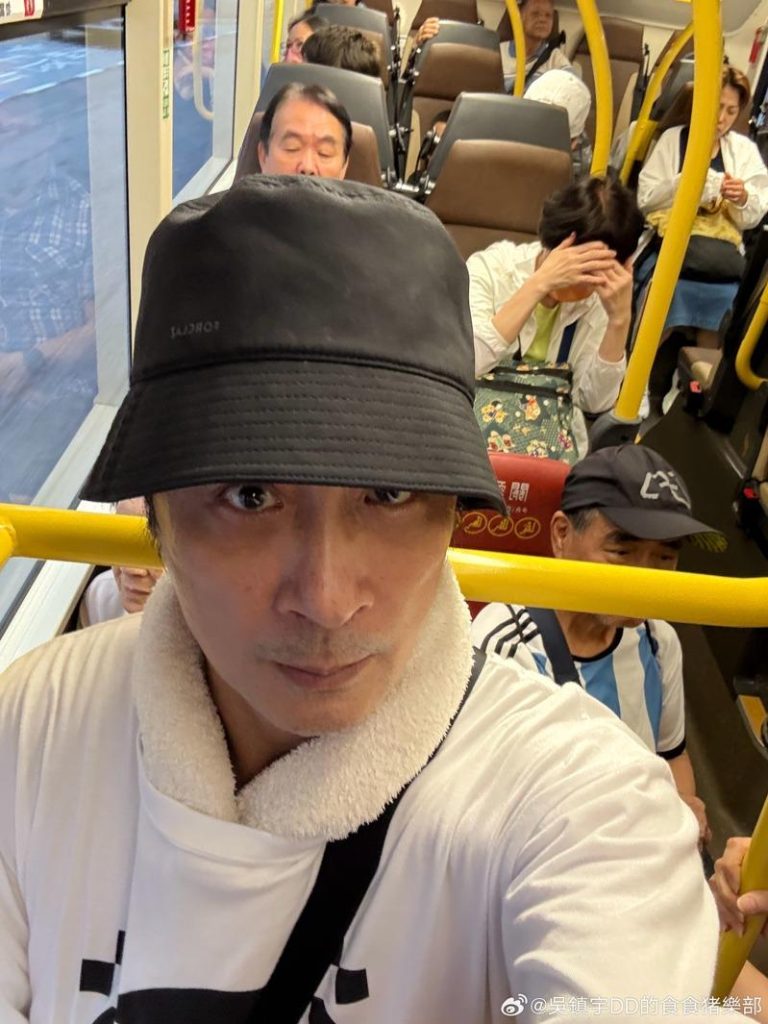 司机不信他60岁…吴镇宇搭公交车 刷老年卡险被赶下车 吴镇宇在个人微博发文自曝搭乘公交车使用老年卡时,因外貌显年轻,险些被赶下车。(取材自微博)