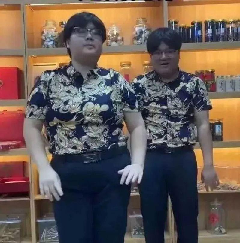 广东东莞一对夫妻长相十分相似,当事人透露,彼此刚相识的时候没那么像,随着时间相处才越来越像。(取材自微博)