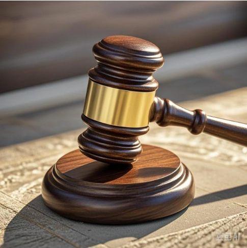 男子与堂哥合谋车祸撞死7岁儿子骗保,图为法槌示意图。(取材自极目新闻)