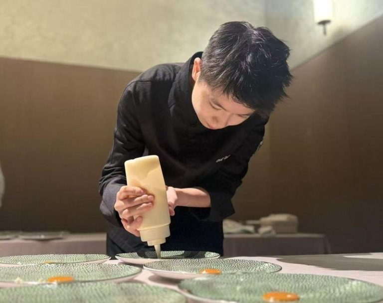 技校生破圈…女厨「一饭封神」 意外打开「后厨」这堵墙 屈雨瑜在后厨为晚宴做准备。(取材自新京报)