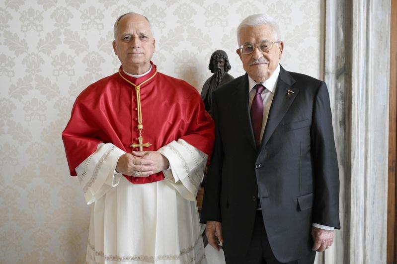 教宗良十四世(Pope Leo XIV)6日在梵蒂冈接见巴勒斯坦自治政府主席阿巴斯(Mahmoud Abbas,右)。欧新社