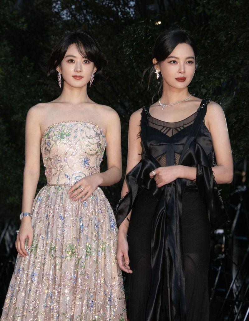 赵丽颖(左)与辛芷蕾因合作电影「乔妍的心事」结为好友。(取材自微博)