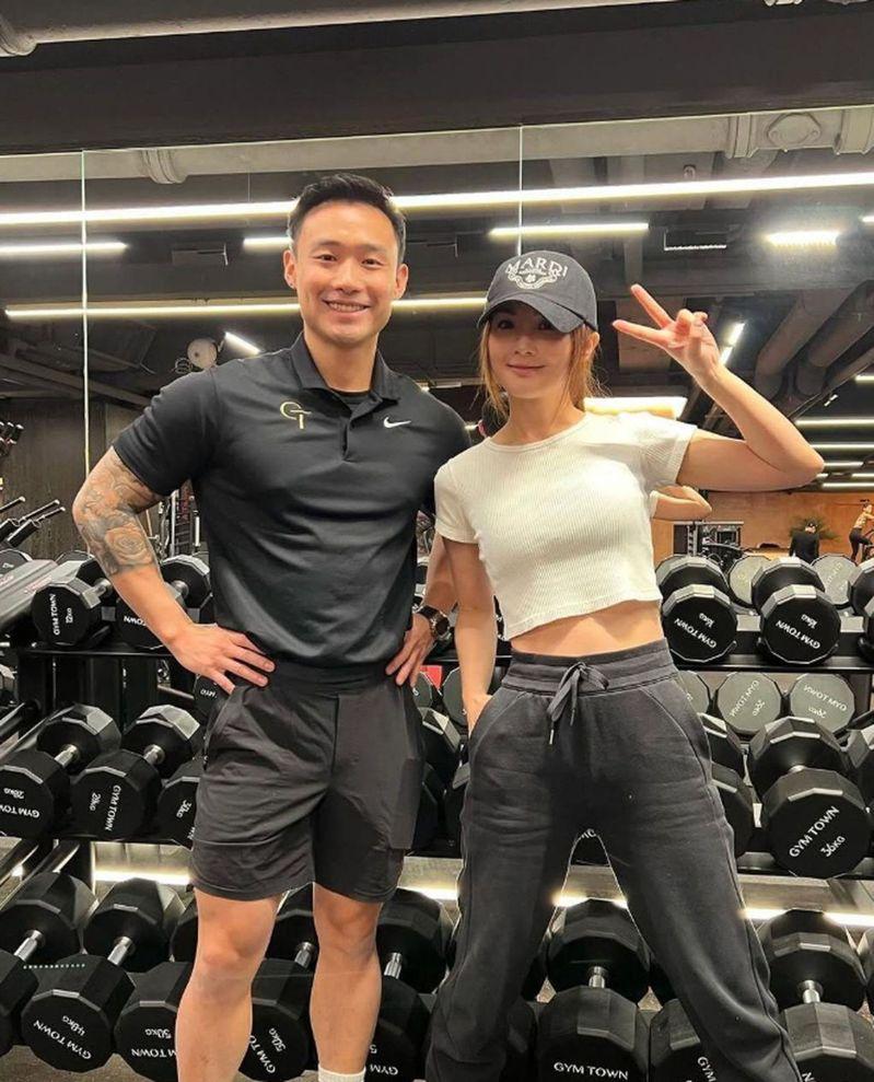 「阿Sa」疑和小10岁的健身教练传出绯闻。(取材自微博)