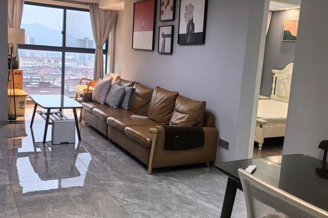 租客退租后的房屋内，桌面和地板珵亮发光。（取材自极目新闻）