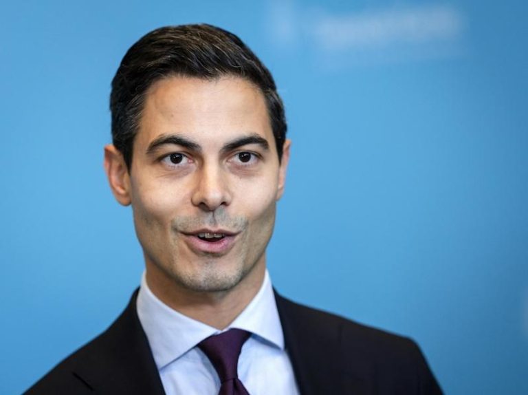 荷兰国会选举3日完成计票后，选举委员会7日正式宣布，叶腾（Rob Jetten）领导的中间派民六六党（D66）赢得选举。欧新社