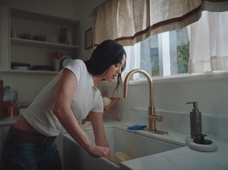 凯蒂佩芮洗碗时不小心让婚戒掉入水槽内。图/环球音乐提供