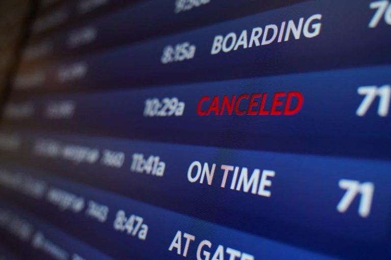 7日起减少美国最繁忙机场的航班数量。示意图（路透）