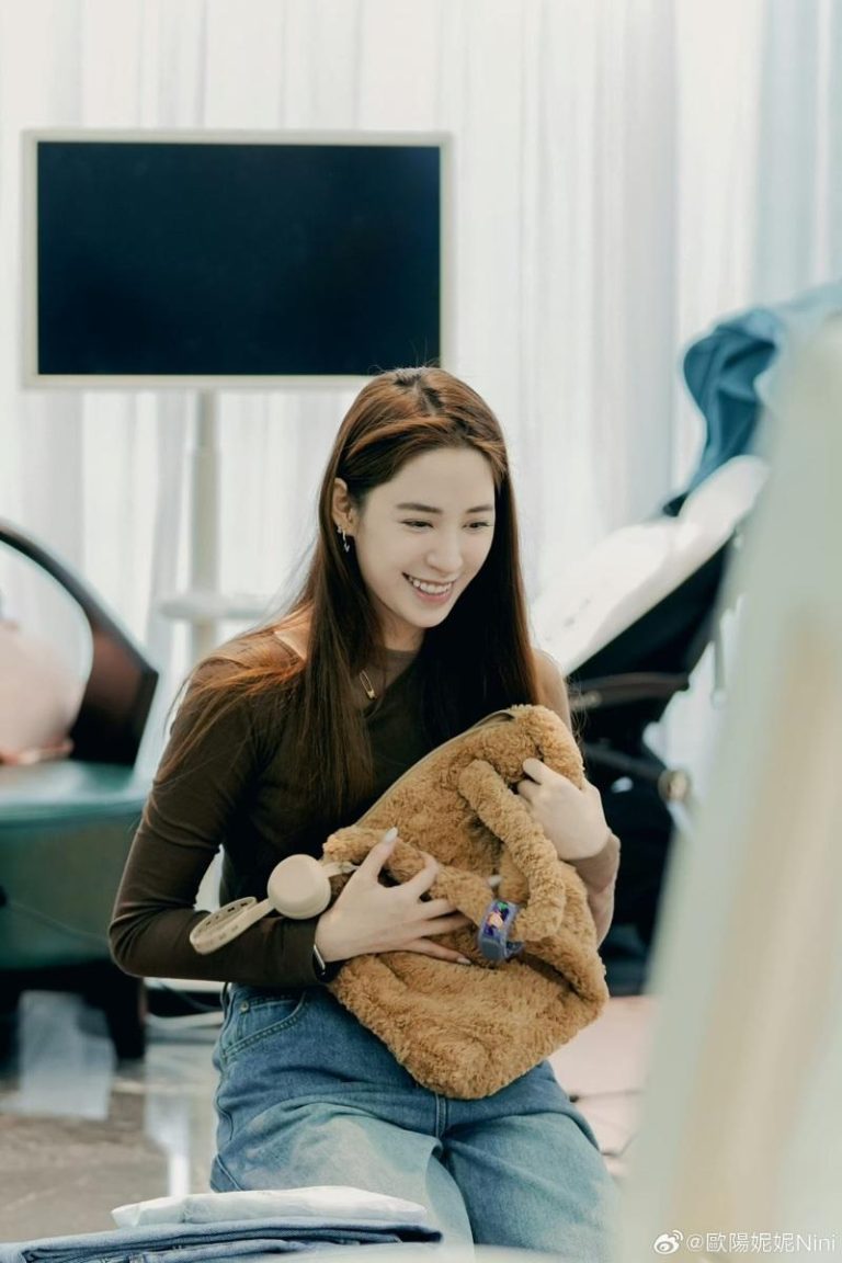 欧阳妮妮放话要3胎 老公立刻摇头…杭州超级豪宅曝光 欧阳妮妮在「乱室英雄」公开住家。图/摘自欧阳妮妮微博